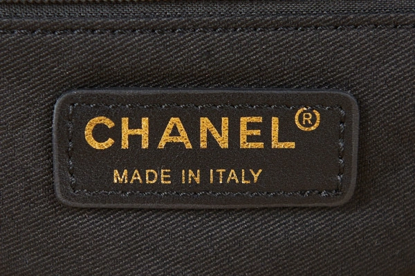 Fashionable CHANEL 19 FLAP BAG 20 - Image 9