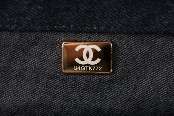 Fashionable CHANEL 19 FLAP BAG 20 - Image 10