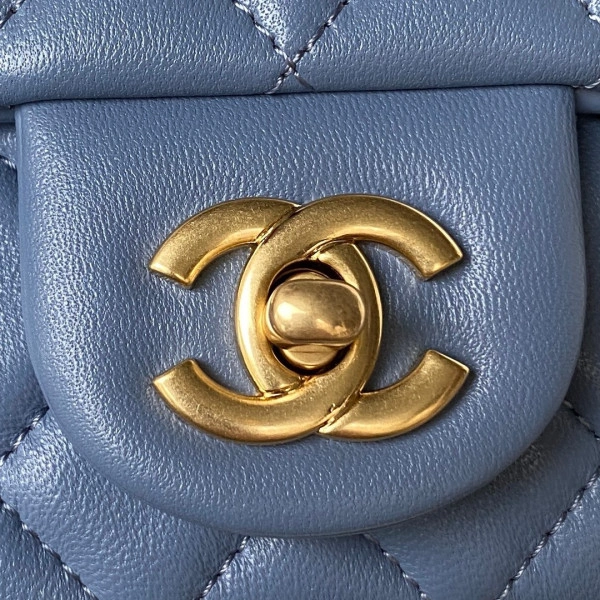 Fashionable CHANEL FLAP BAG 17CM 304 - Image 3