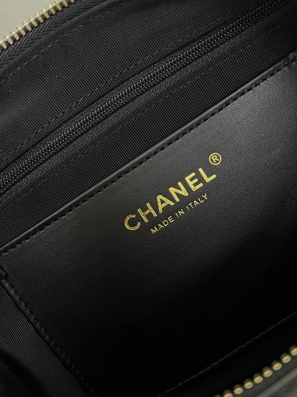 WellDesigned CHANEL Large Hobo Bag 1430 - Image 10